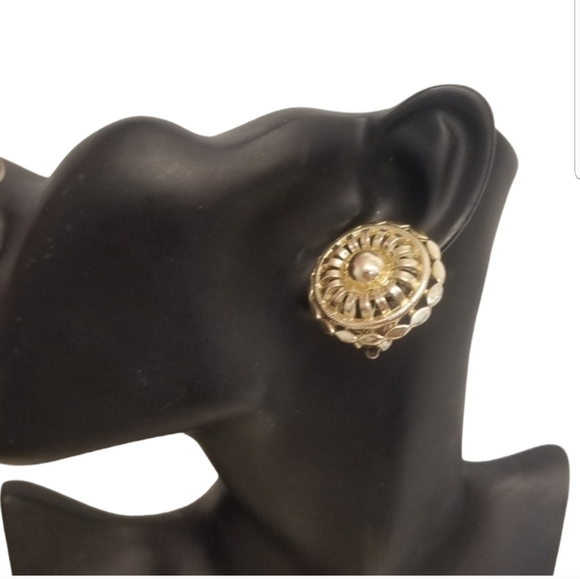 CORO VINTAGE 1950S GOLDTONE ORNATE BUTTON STYLE CLIP ON EARRINGS - Picture 3 of 7